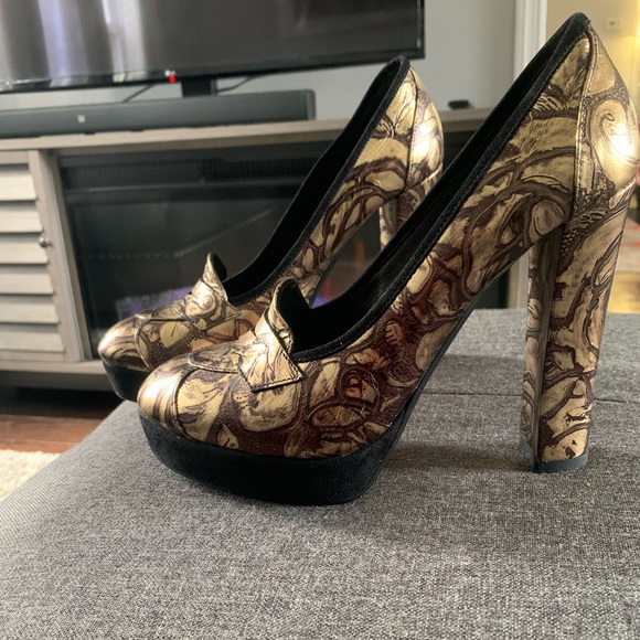 Baldan black and golden platform pumps . Never wore outside. Looks new - Picture 4 of 5
